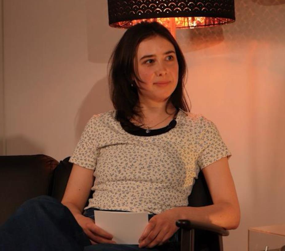 Nicola Mai im Interview auf einer Couch